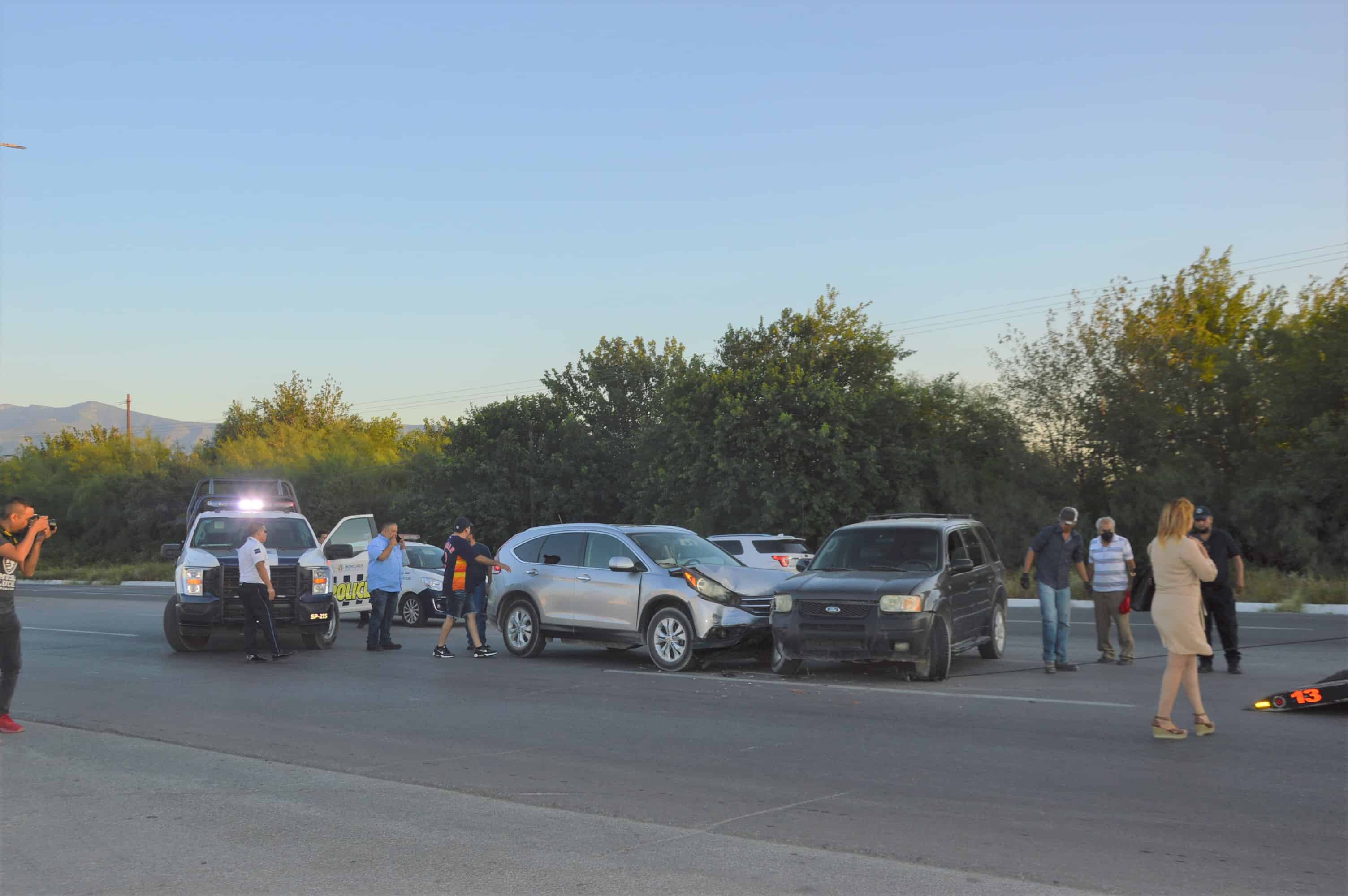 Choca a conductora y le agüita la fiesta 