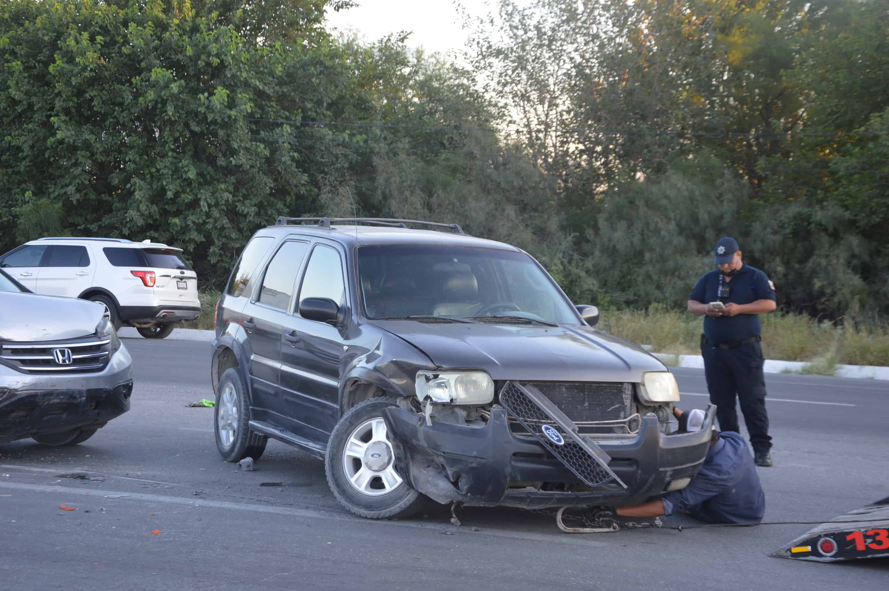Choca a conductora y le agüita la fiesta 
