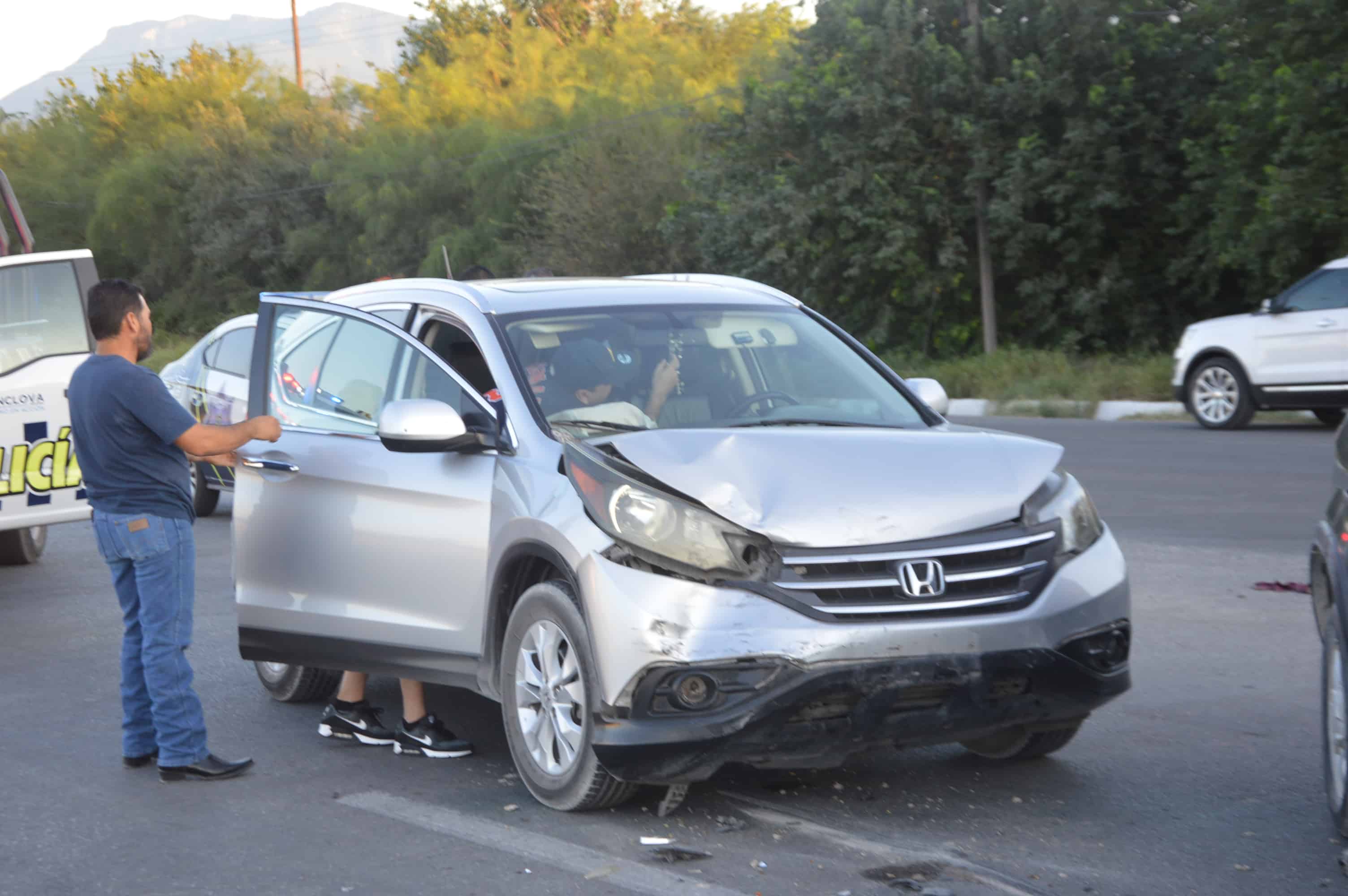 Choca a conductora y le agüita la fiesta 