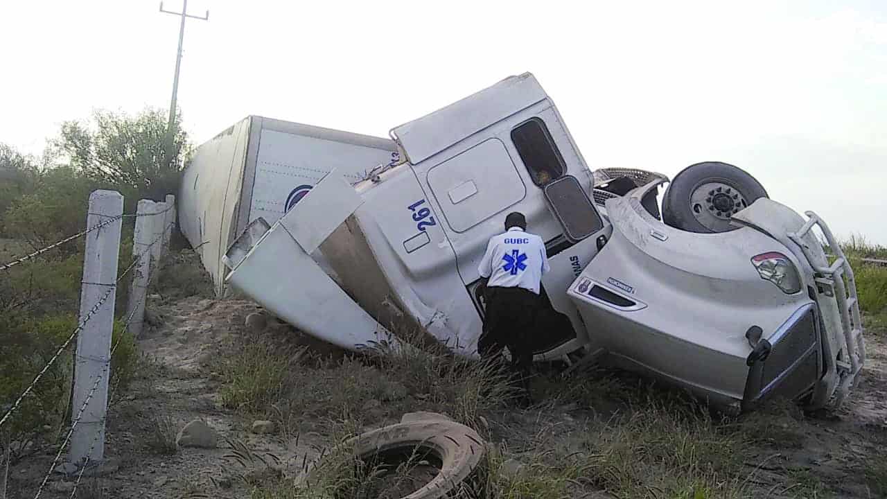 Vuelca trailero