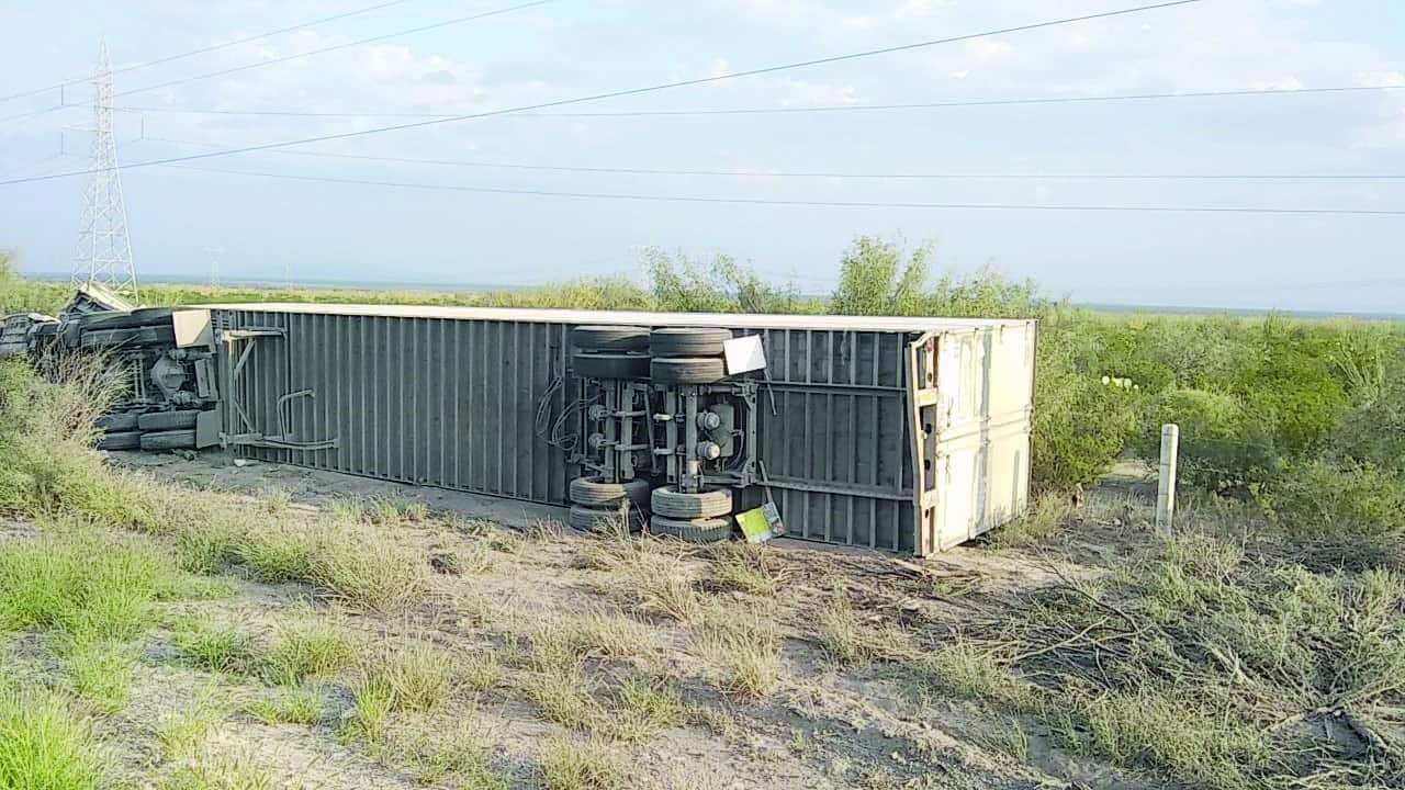 Vuelca trailero