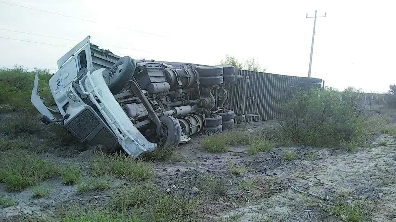 Vuelca trailero