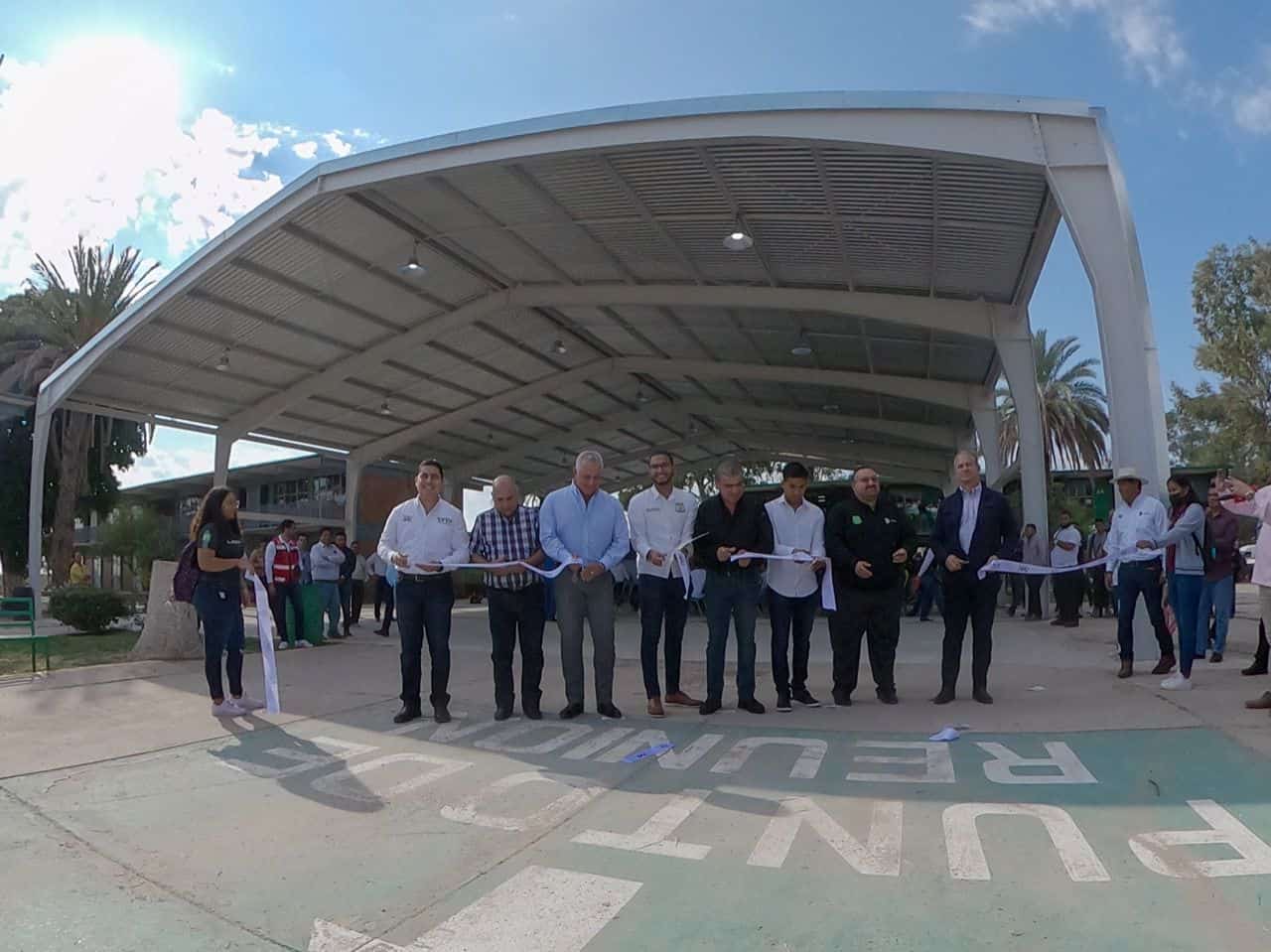 Mejora Riquelme infraestructura educativa e hídrica