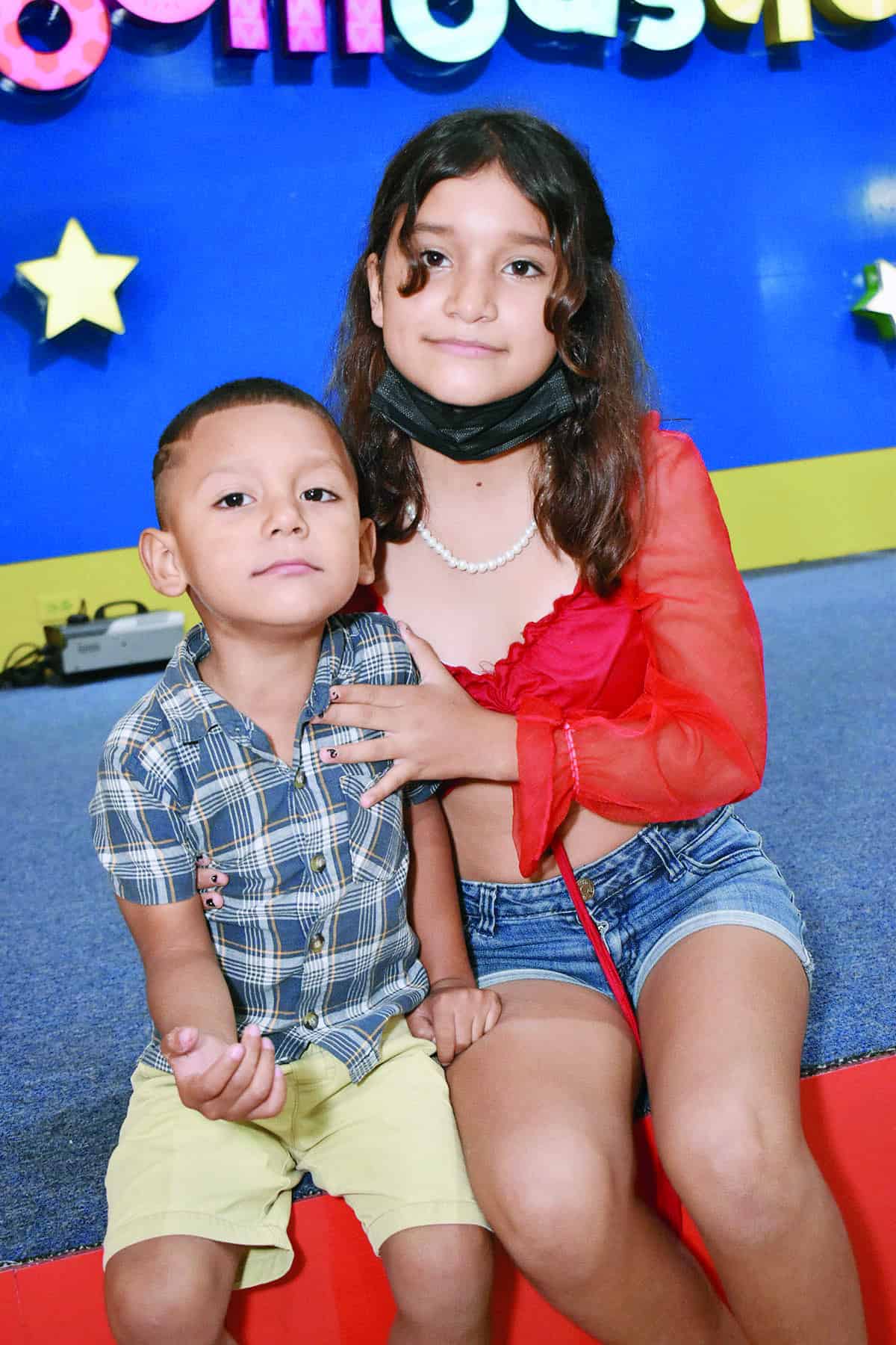 Melissa y Mariana reciben su primer sacramento