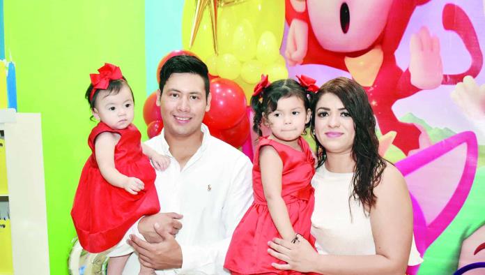Melissa y Mariana reciben su primer sacramento