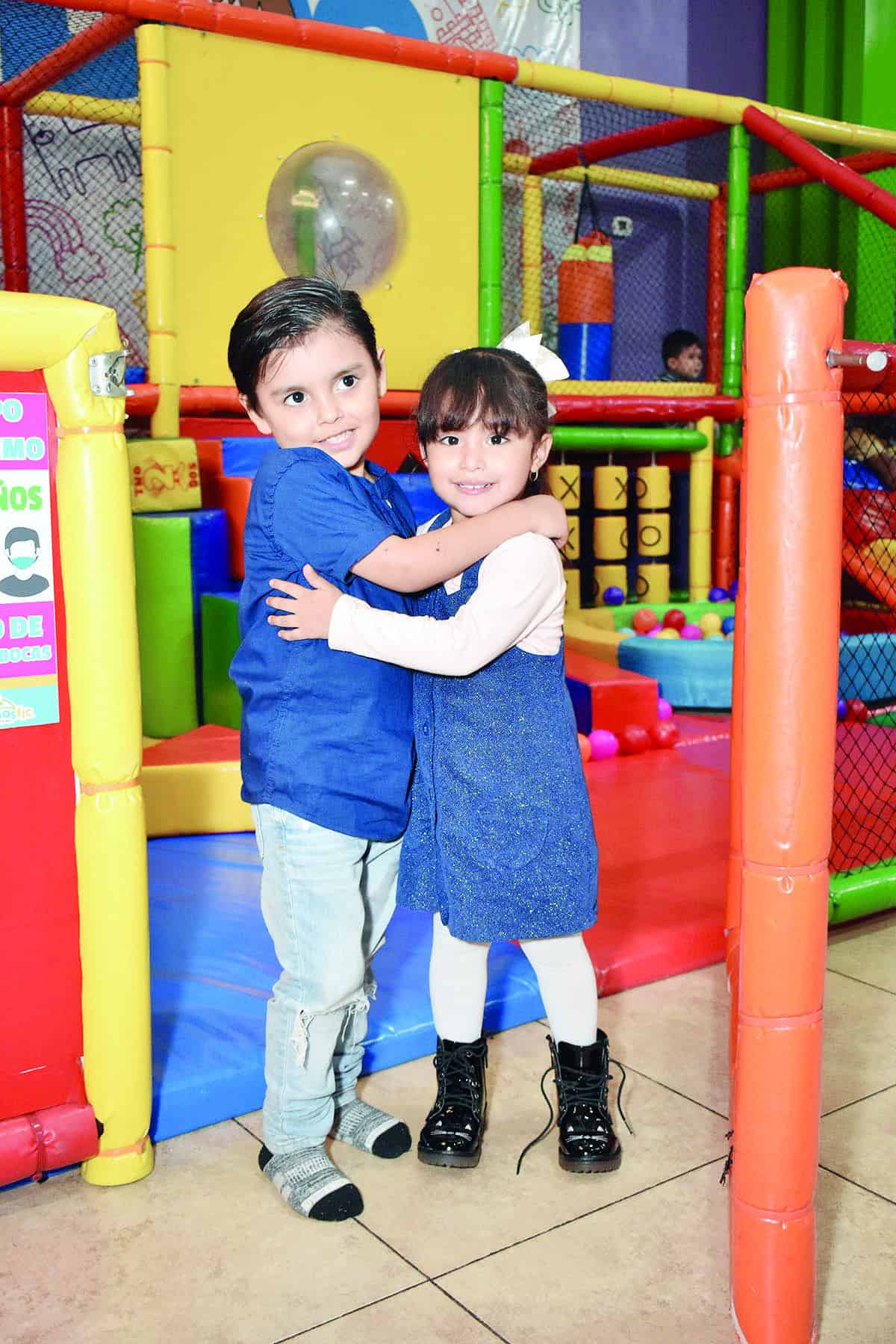 Melissa y Mariana reciben su primer sacramento