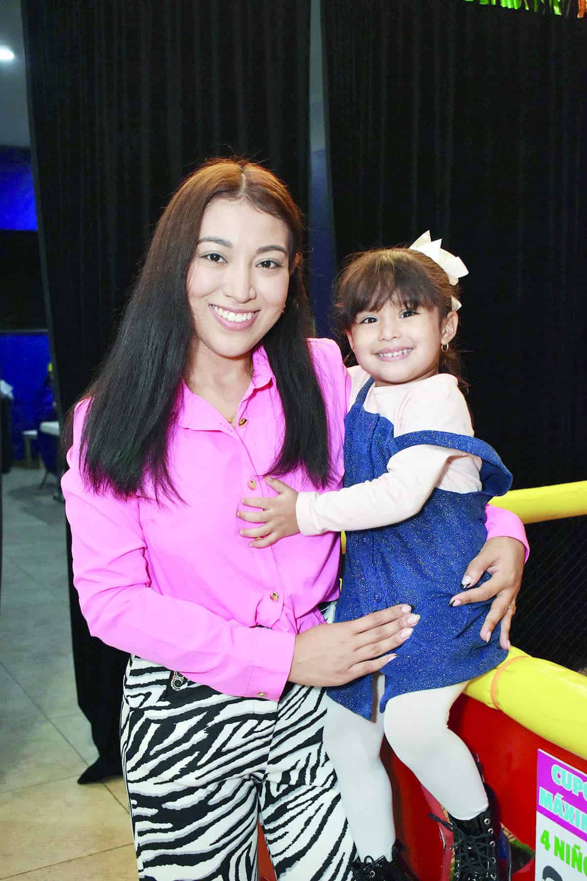 Melissa y Mariana reciben su primer sacramento