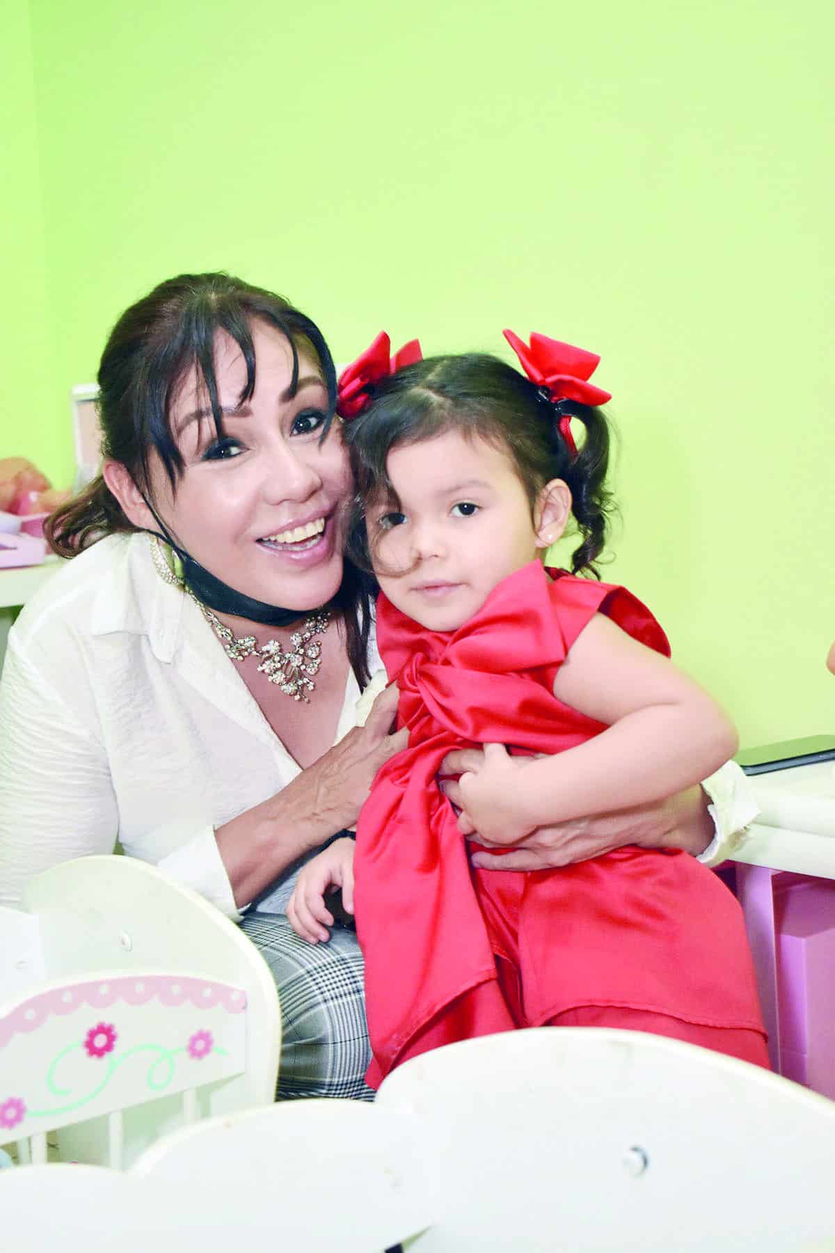 Melissa y Mariana reciben su primer sacramento