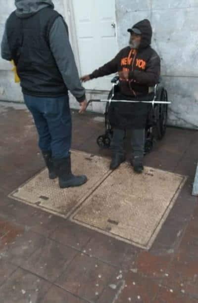 ‘Cobijan’ Bomberos a abuelito