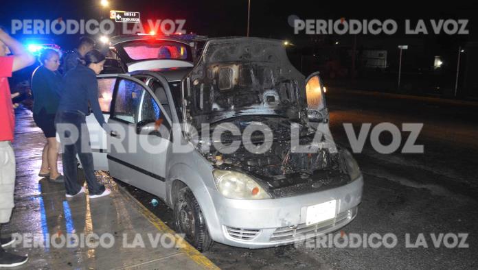 Arde auto por corto 