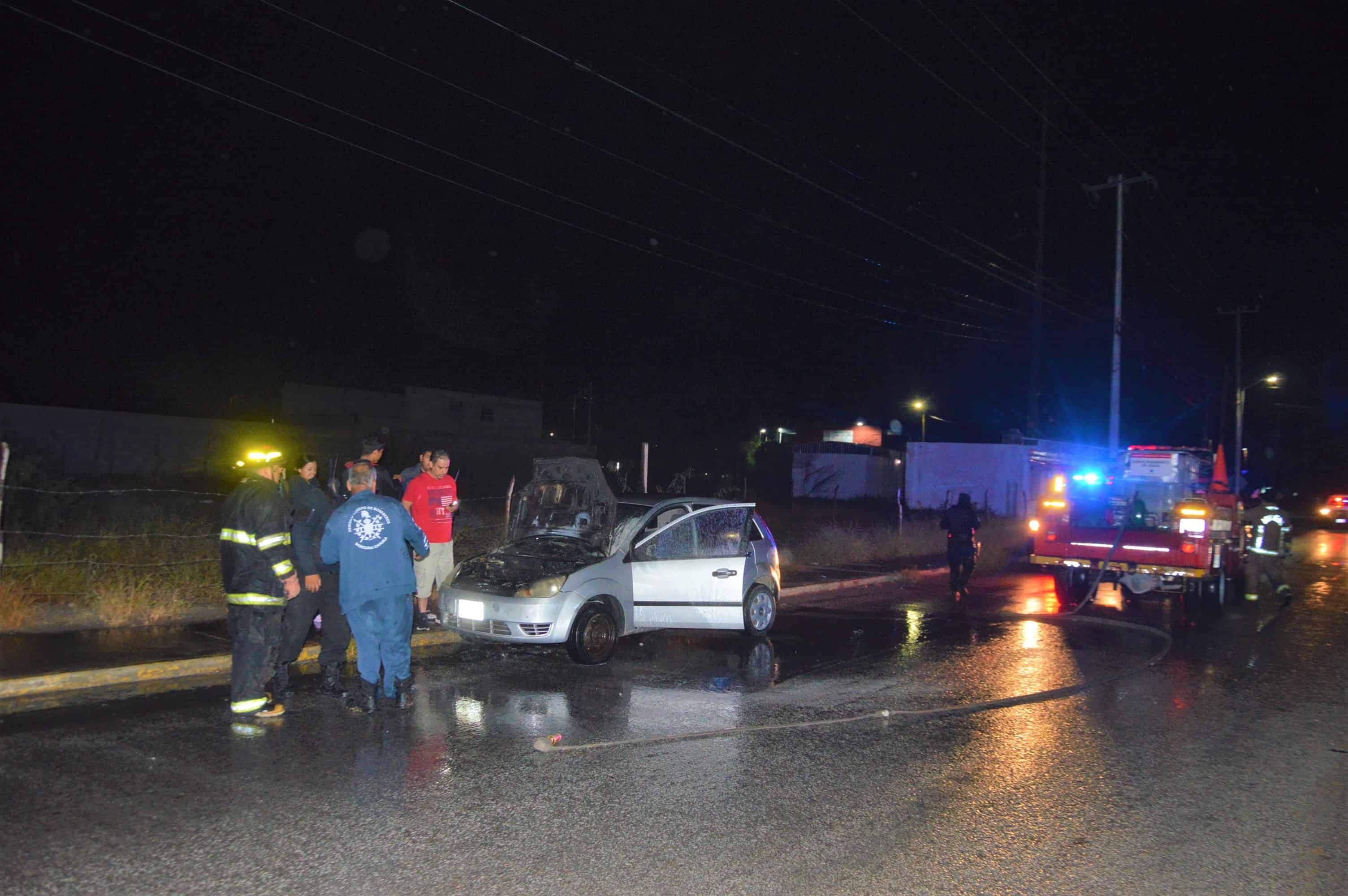 Arde auto por corto 