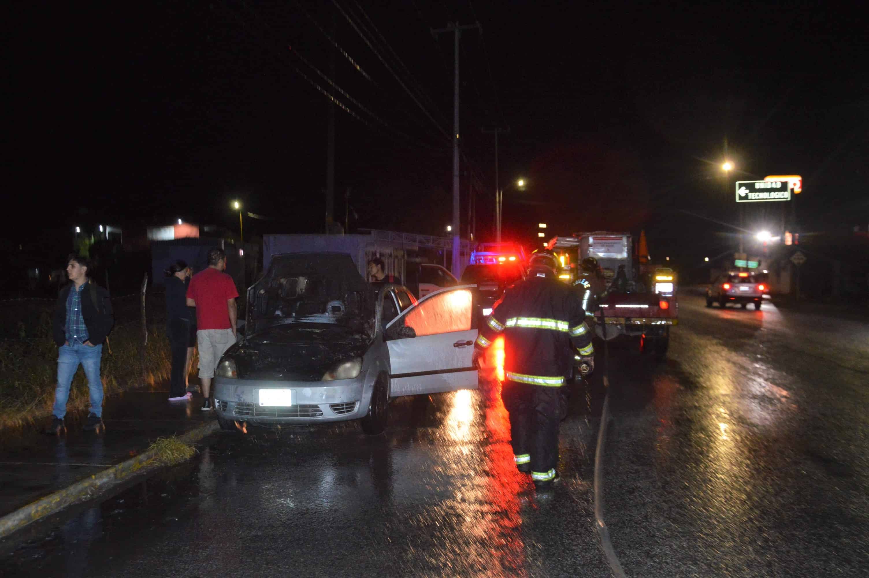 Arde auto por corto 