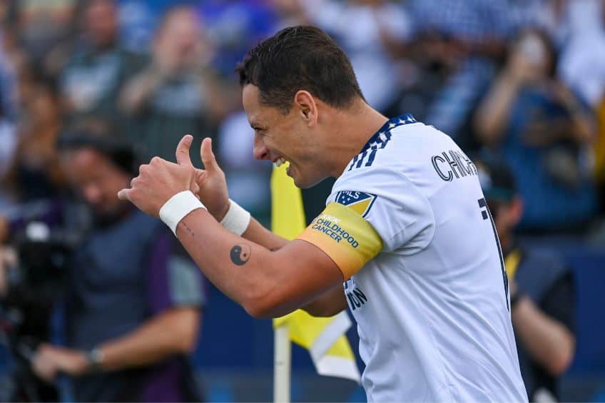 Javier Hernández festejando un gol.