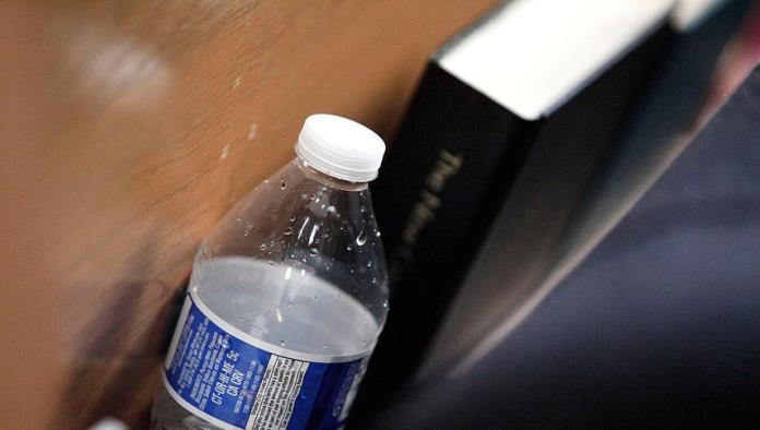 Orina en la botella de agua de su compañera y la contagia de herpes