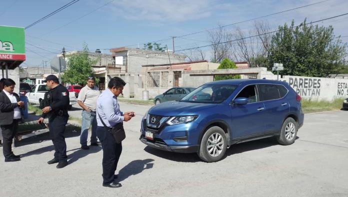 Ignora el alto y choca conductor