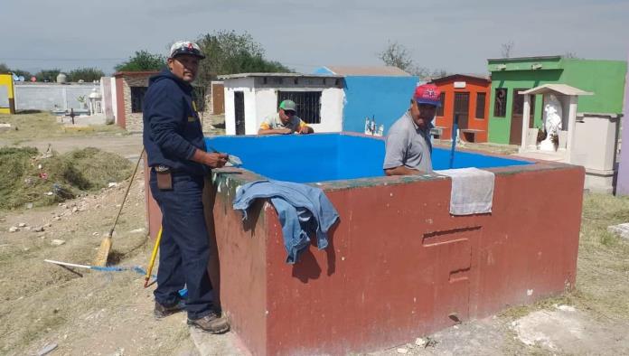 Fumigan y limpian Panteón Dolores