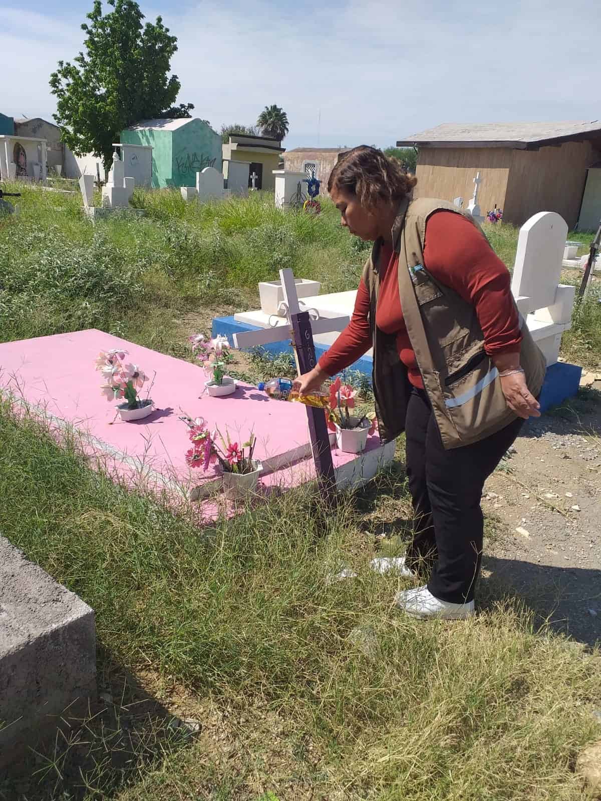 Fumigan y limpian Panteón Dolores
