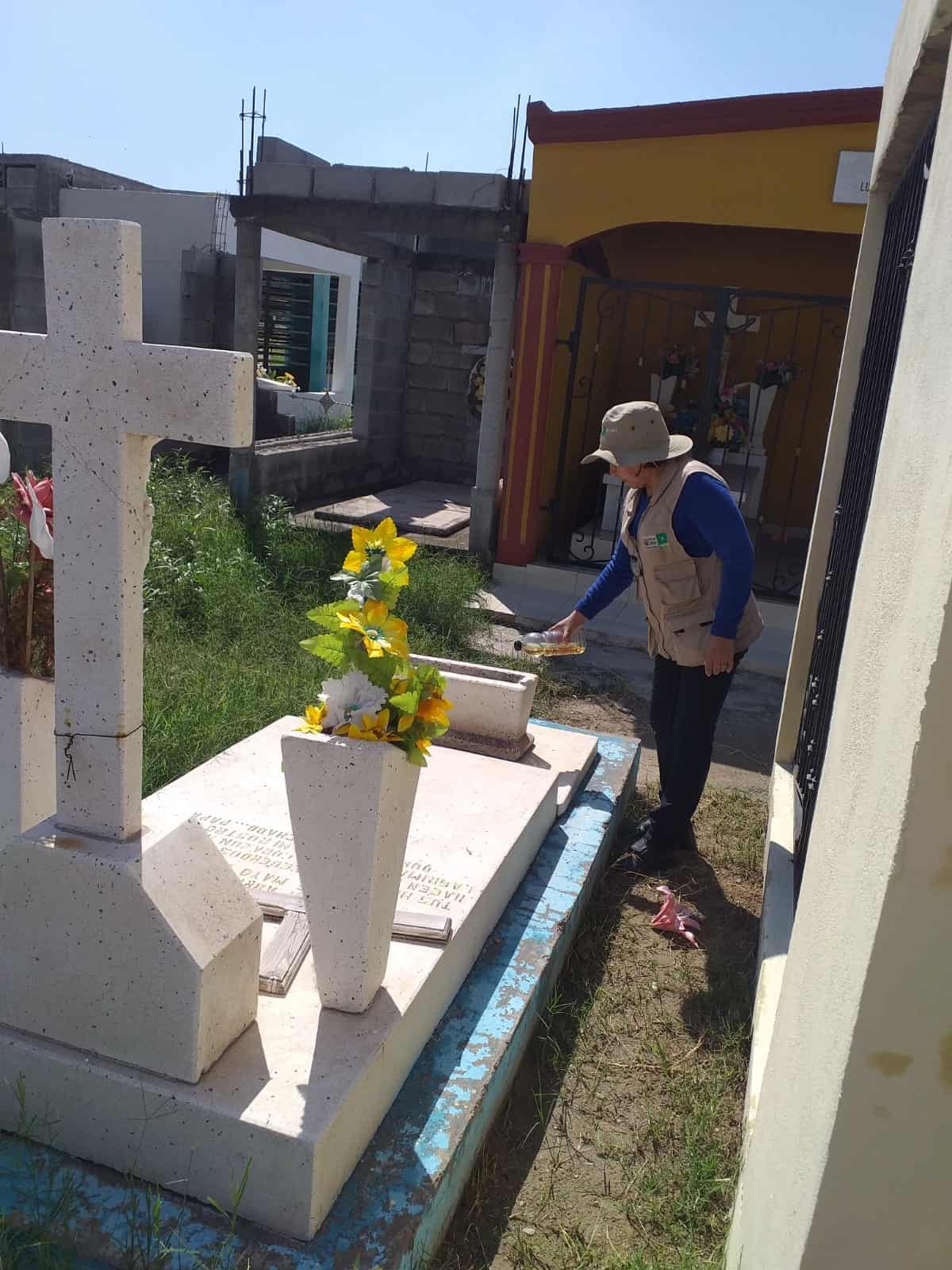Fumigan y limpian Panteón Dolores