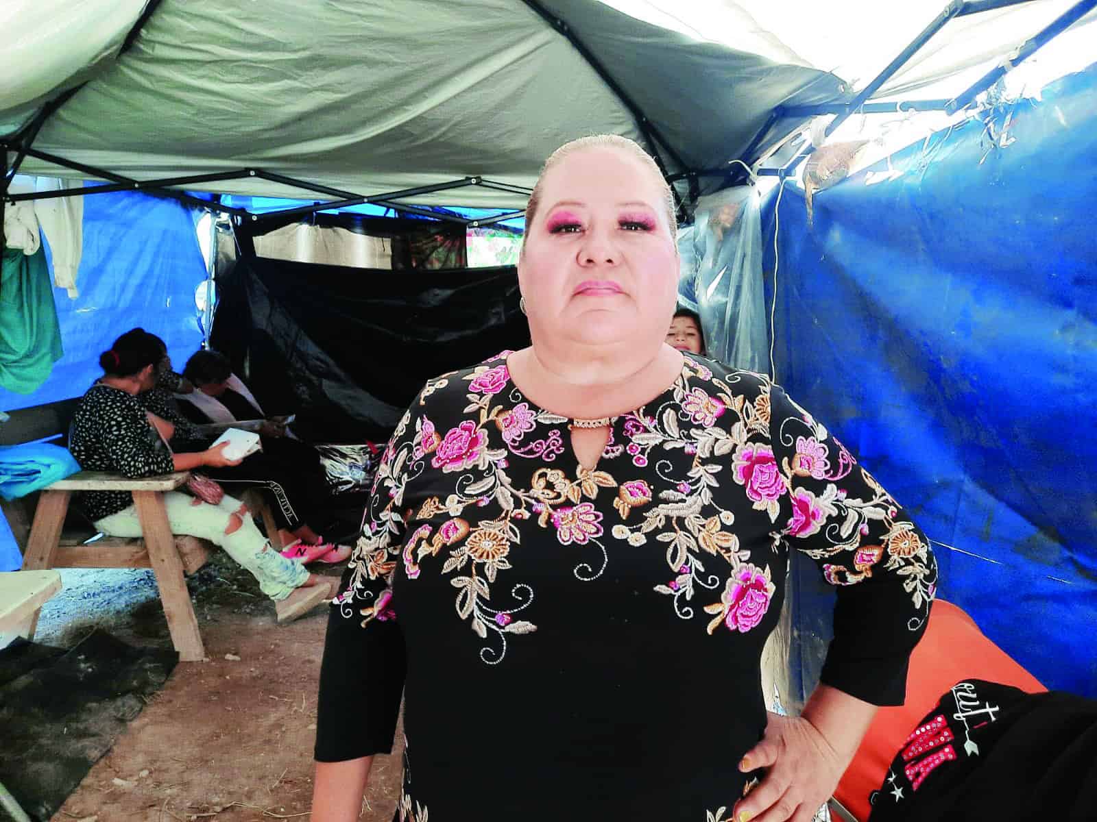 Cumple años la ‘Lady Terrenos’; La festejan invasores
