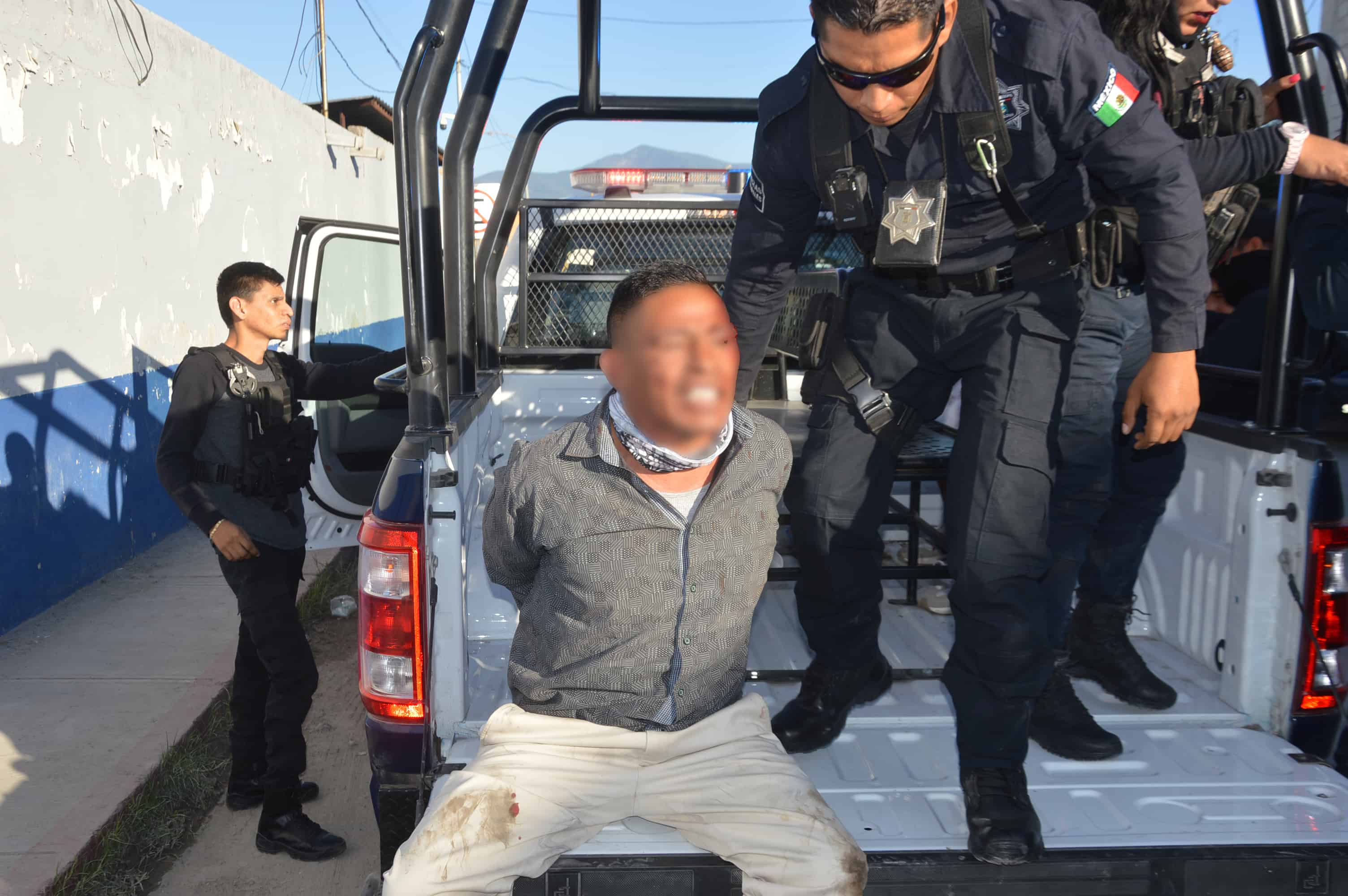 Se agarran a golpes en la plaza principal 