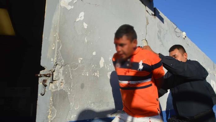 Se agarran a golpes en la plaza principal 