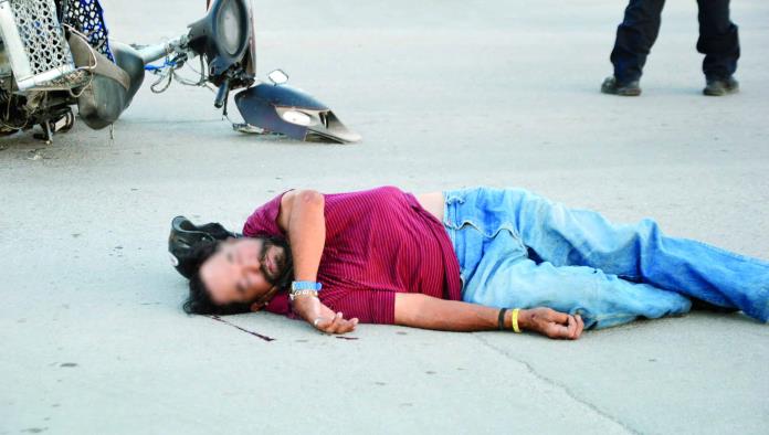 Atropella y deja inconsciente a motociclista 