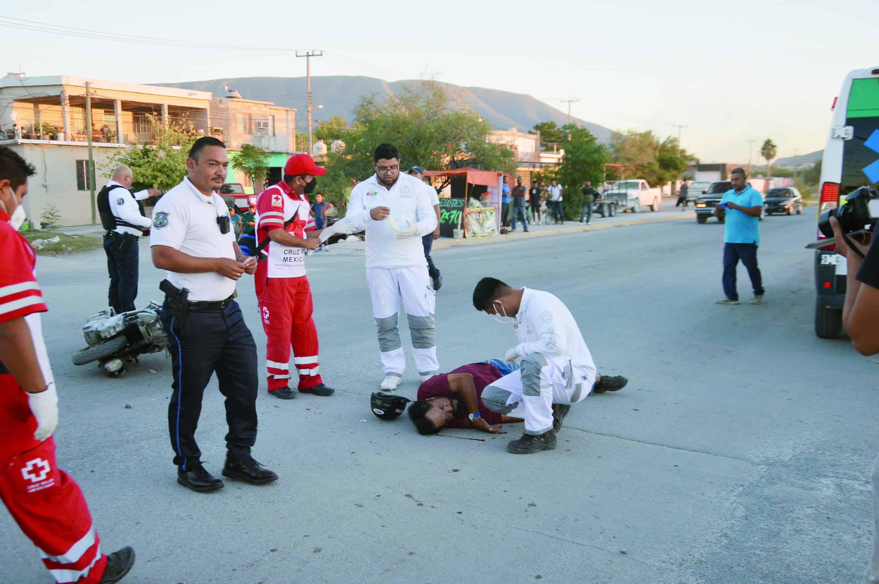 Atropella y deja inconsciente a motociclista 