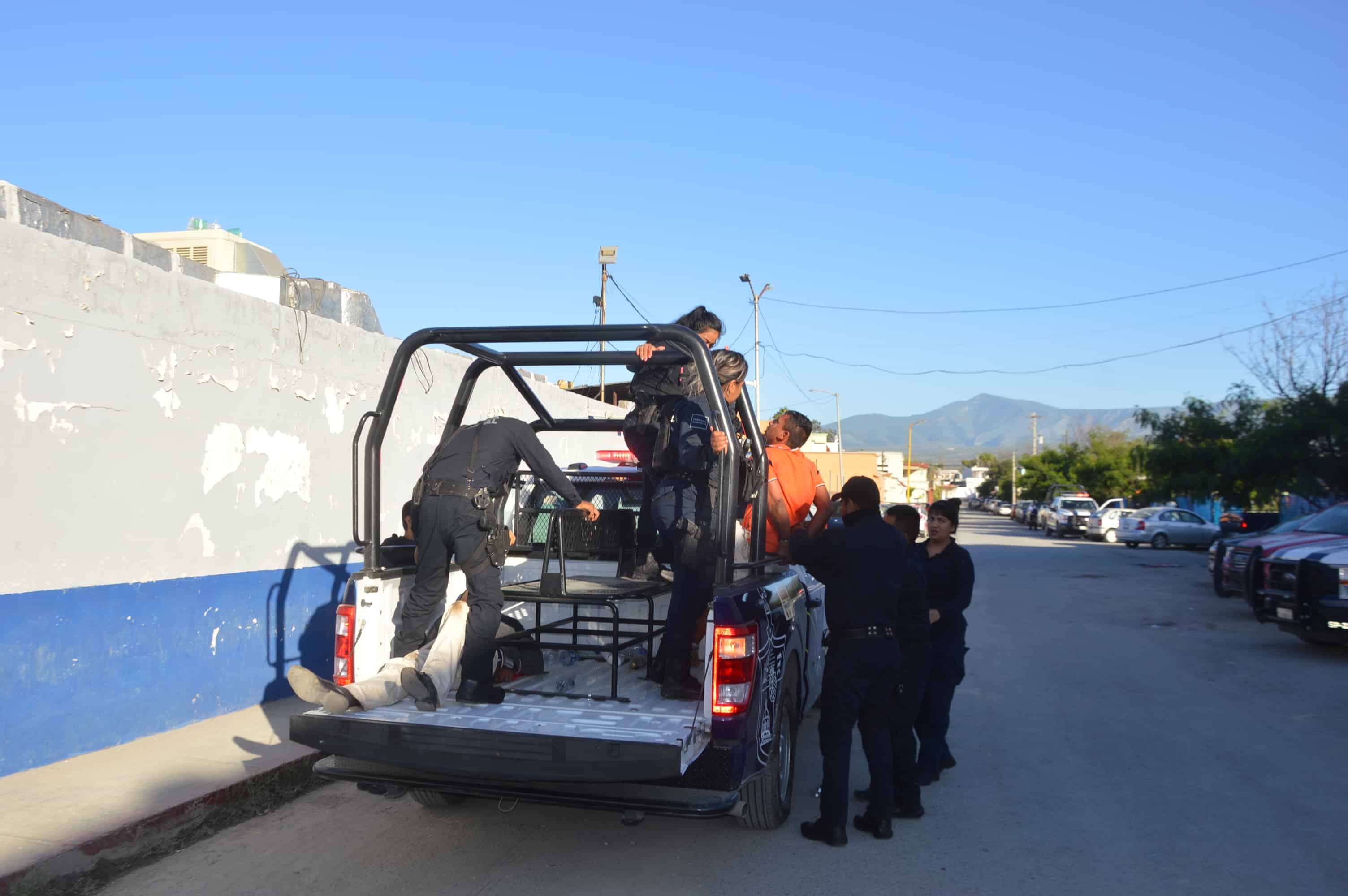 Se agarran a golpes en la plaza principal 