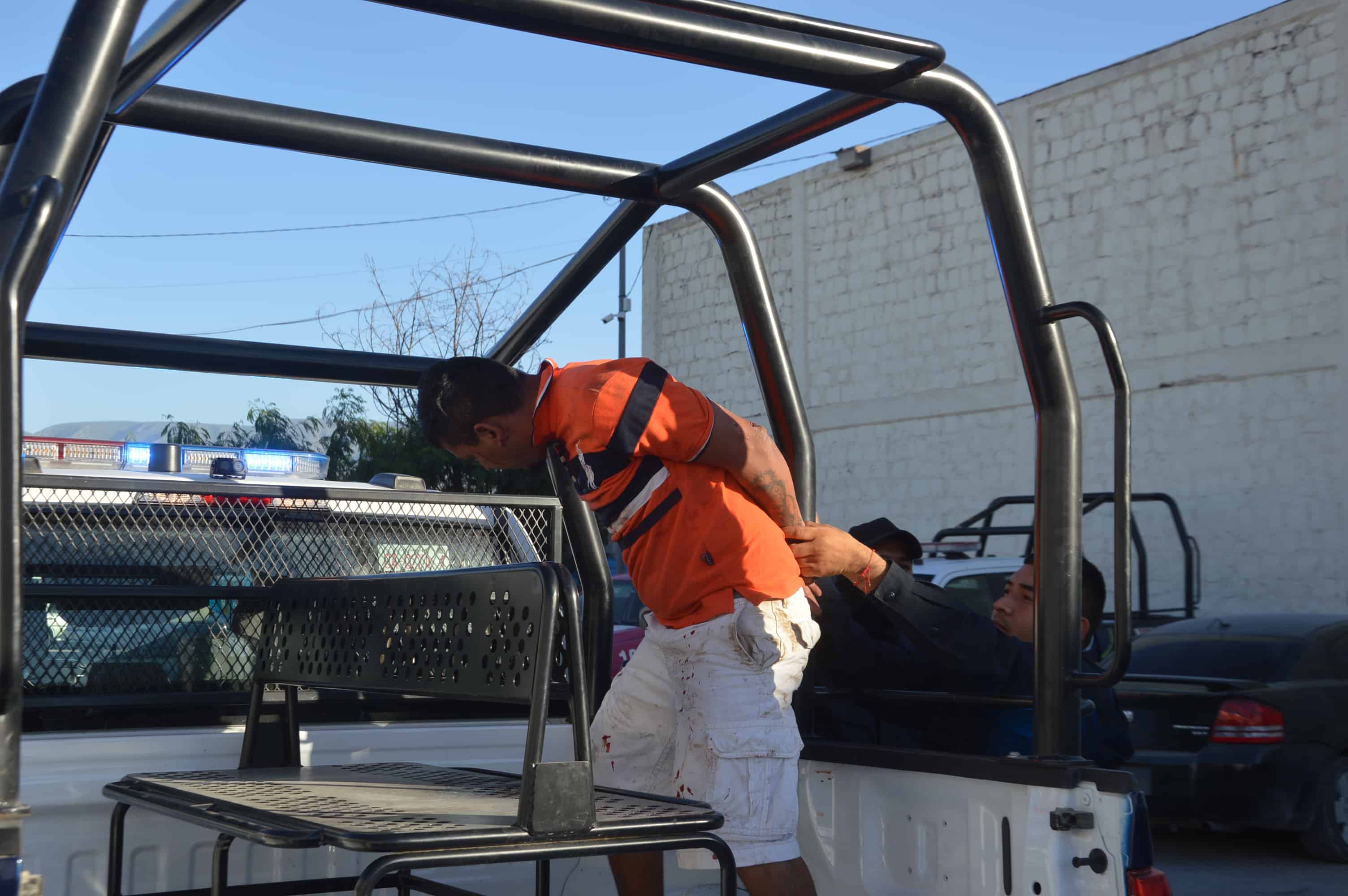 Se agarran a golpes en la plaza principal 