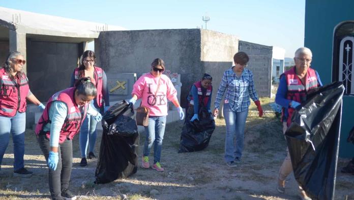 Limpian funcionarios el “Panteón Dolores”