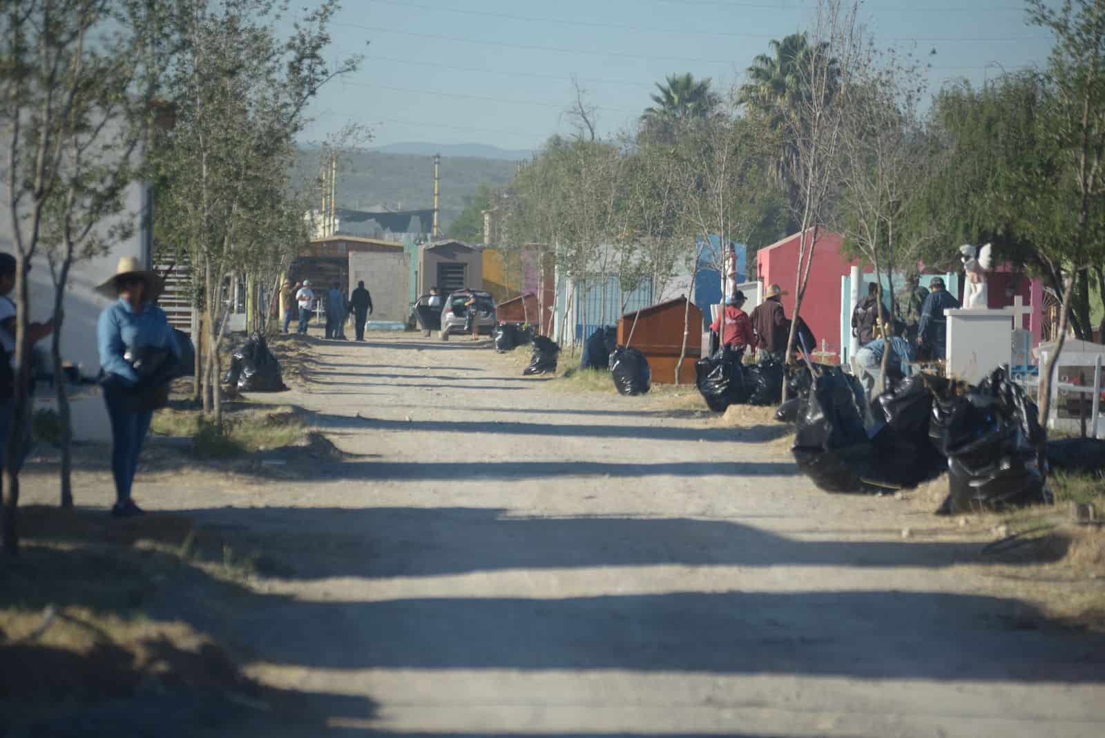 Limpian funcionarios el “Panteón Dolores”