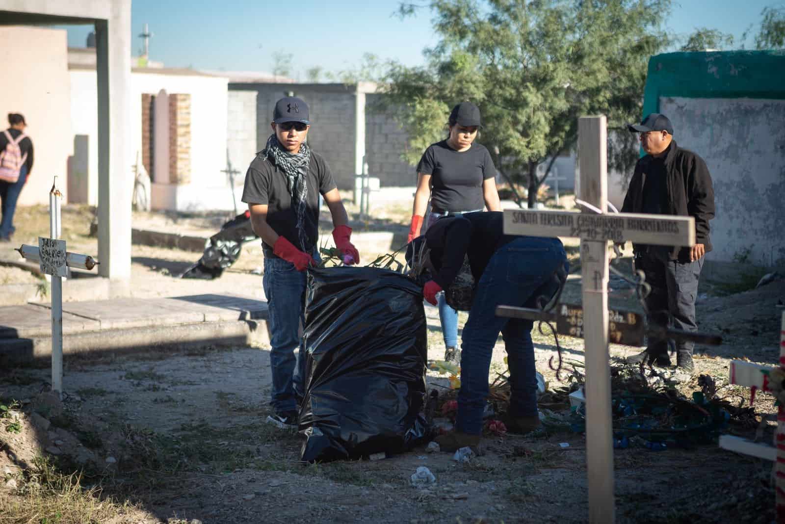 Limpian funcionarios el “Panteón Dolores”