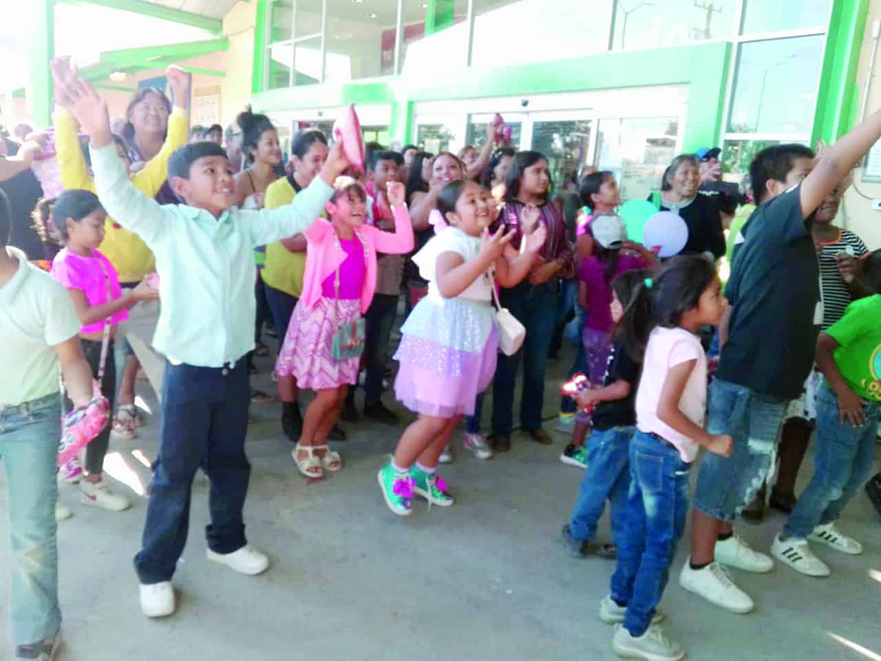 Gutiérrez Centenario Celebran con niños