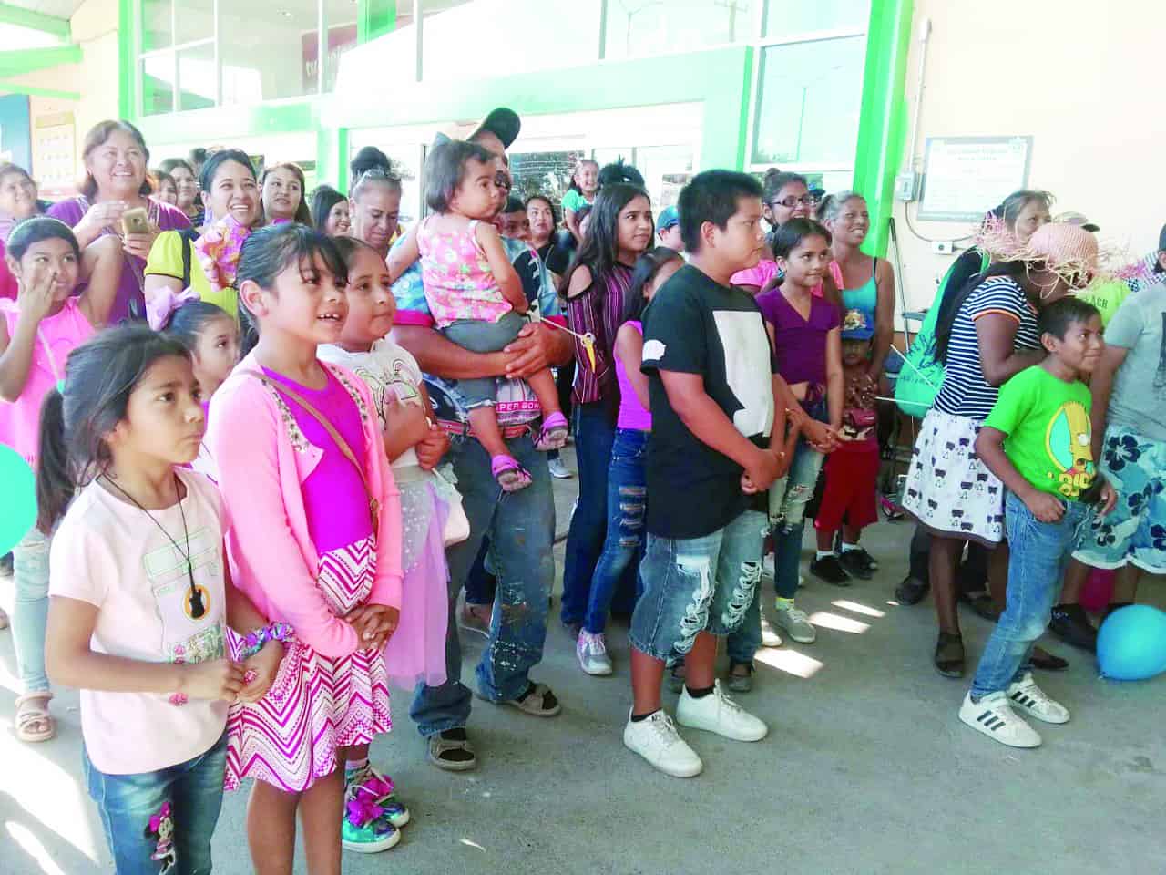 Gutiérrez Centenario Celebran con niños