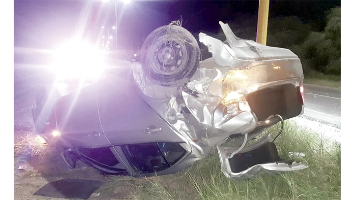 Choca y vuelca en carretera 30