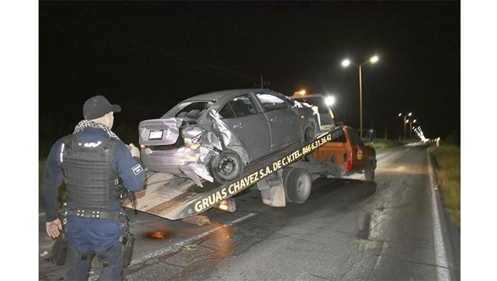 Choca y vuelca en carretera 30