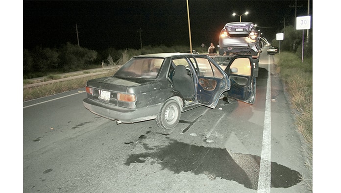 Choca y vuelca en carretera 30