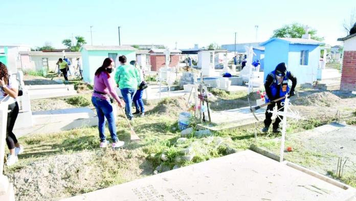 Limpian trabajadores Panteón Guadalupe