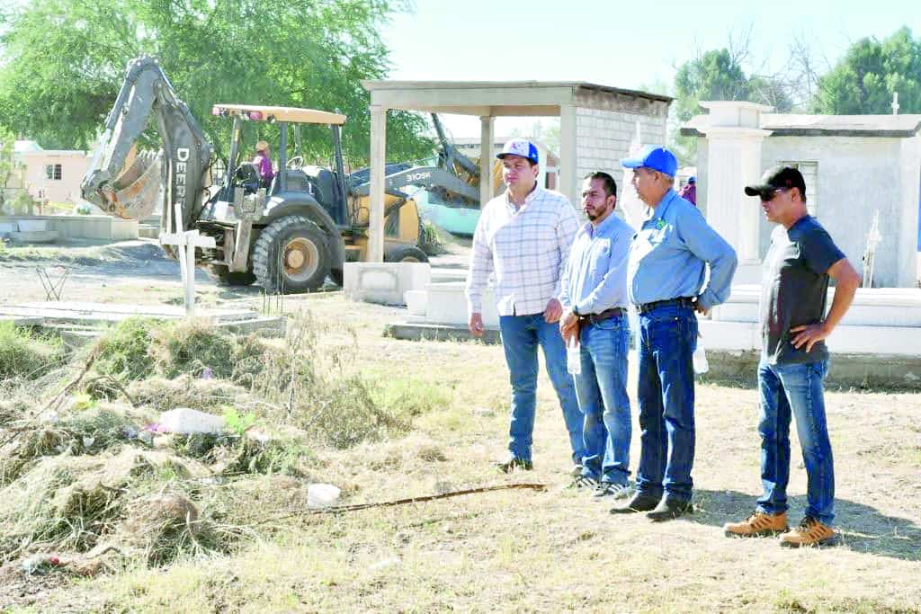 Limpian trabajadores Panteón Guadalupe