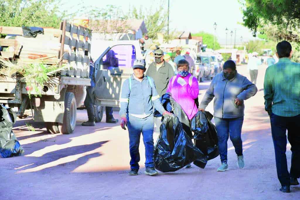 Limpian trabajadores Panteón Guadalupe