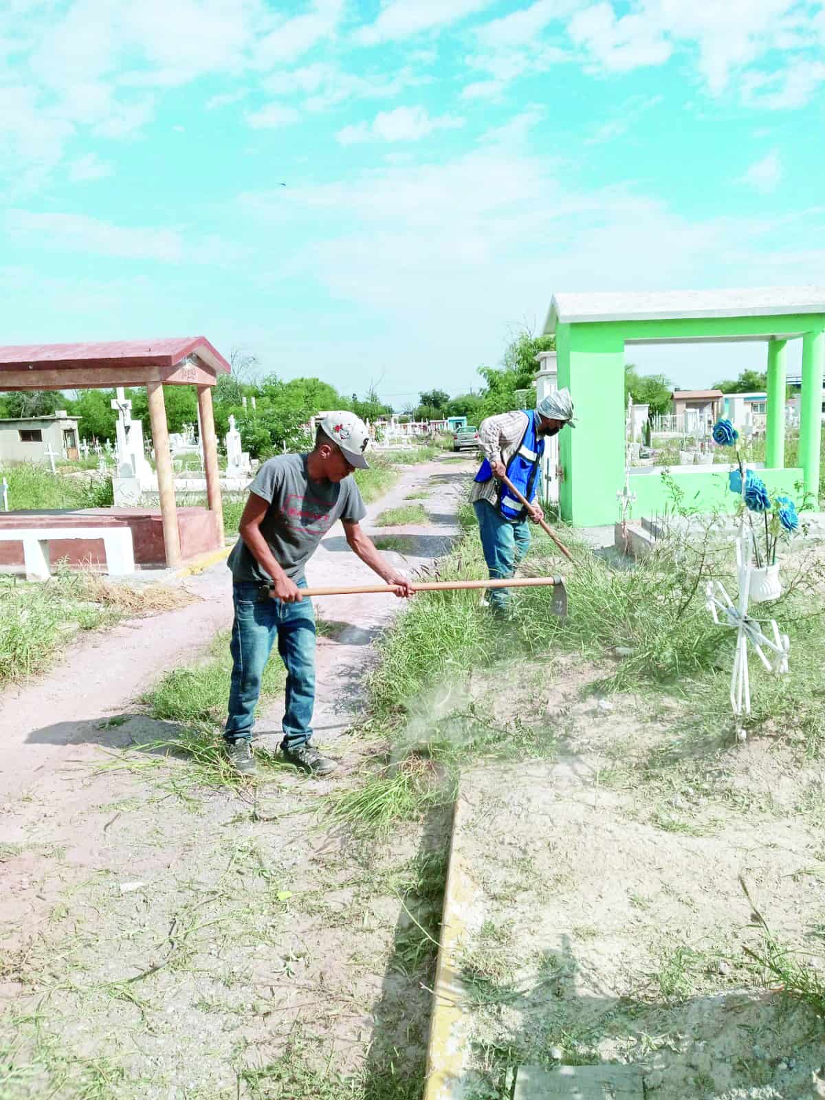 Limpian trabajadores Panteón Guadalupe