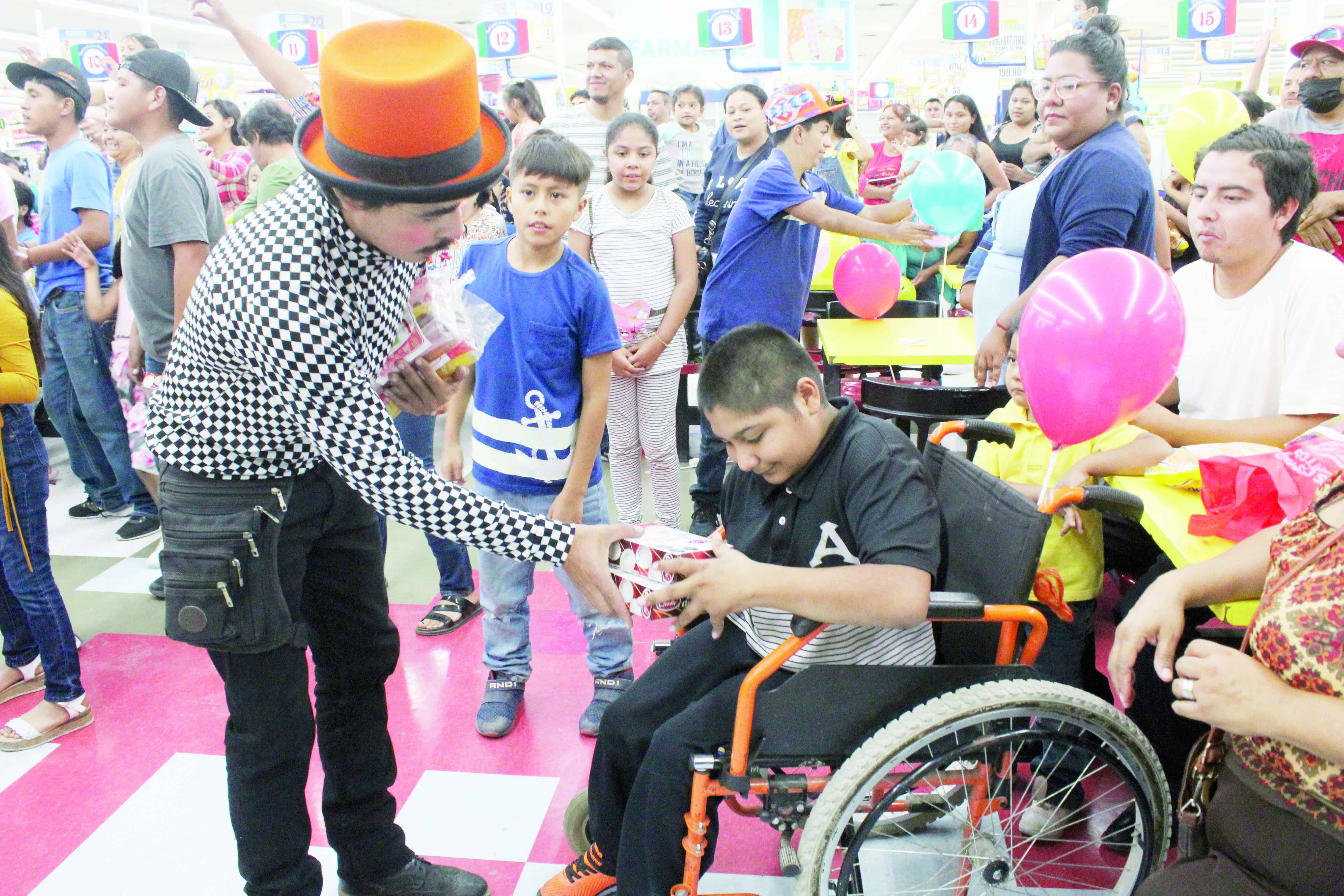 Festejan en Gutiérrez con show de payasos