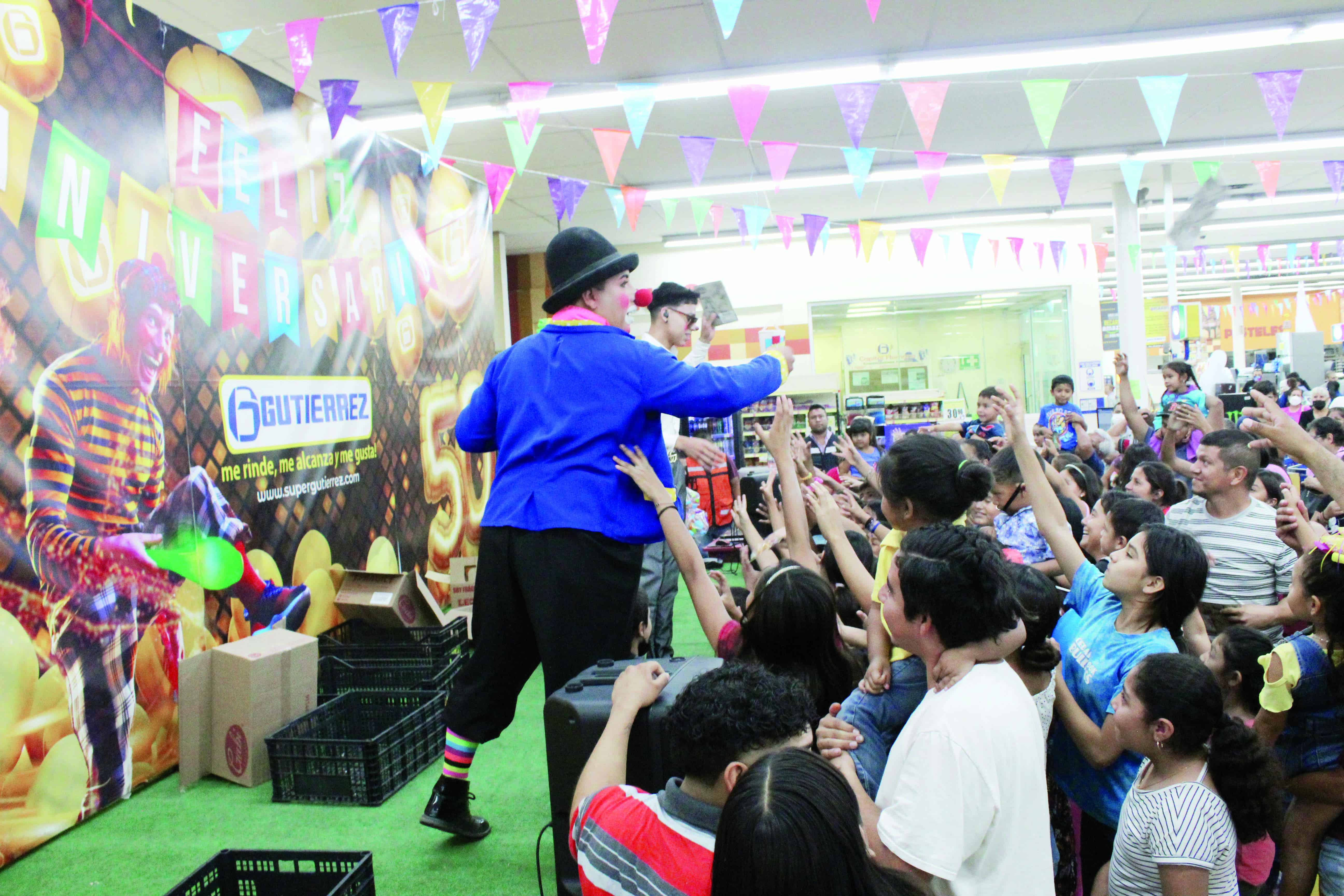 Festejan en Gutiérrez con show de payasos