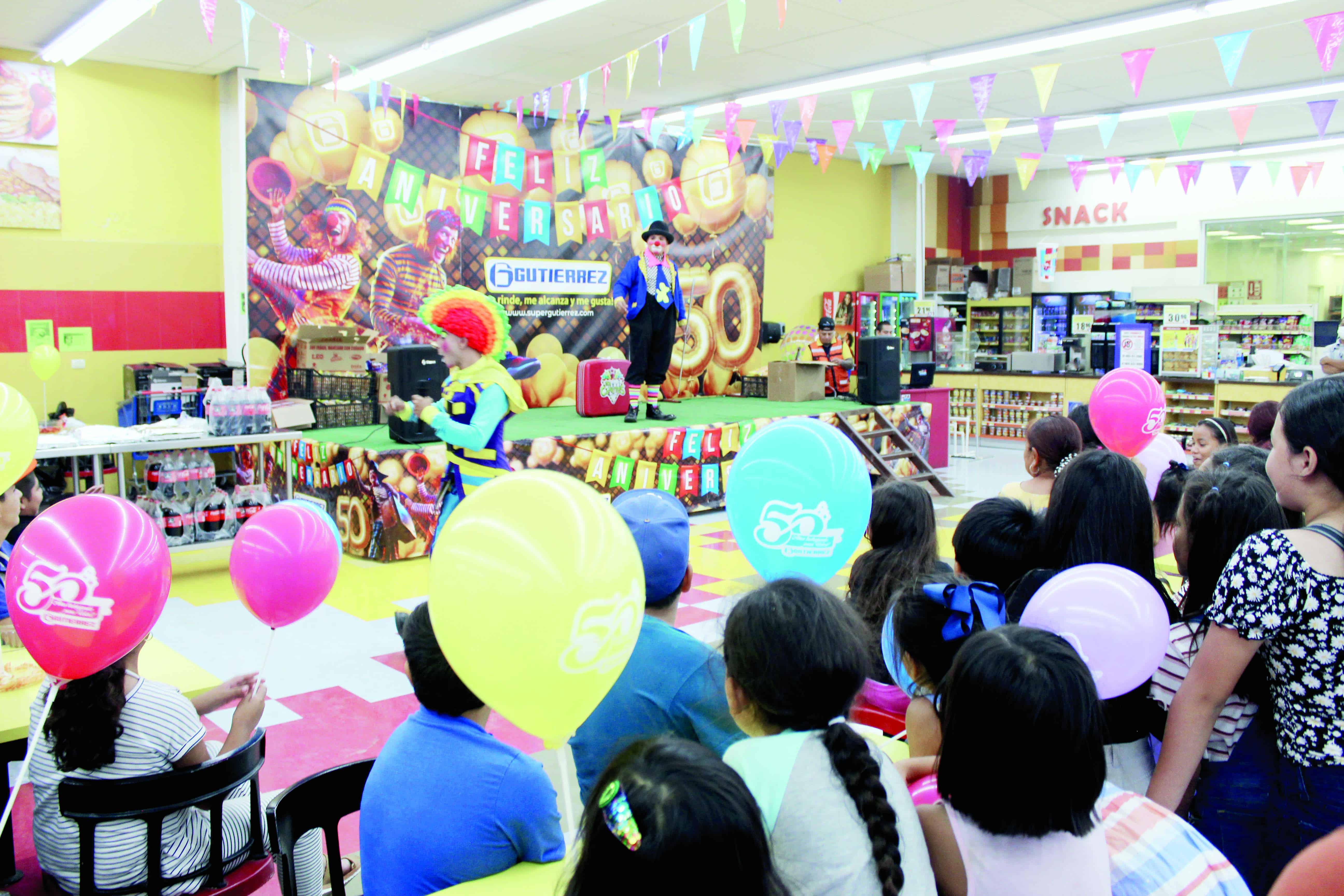 Festejan en Gutiérrez con show de payasos