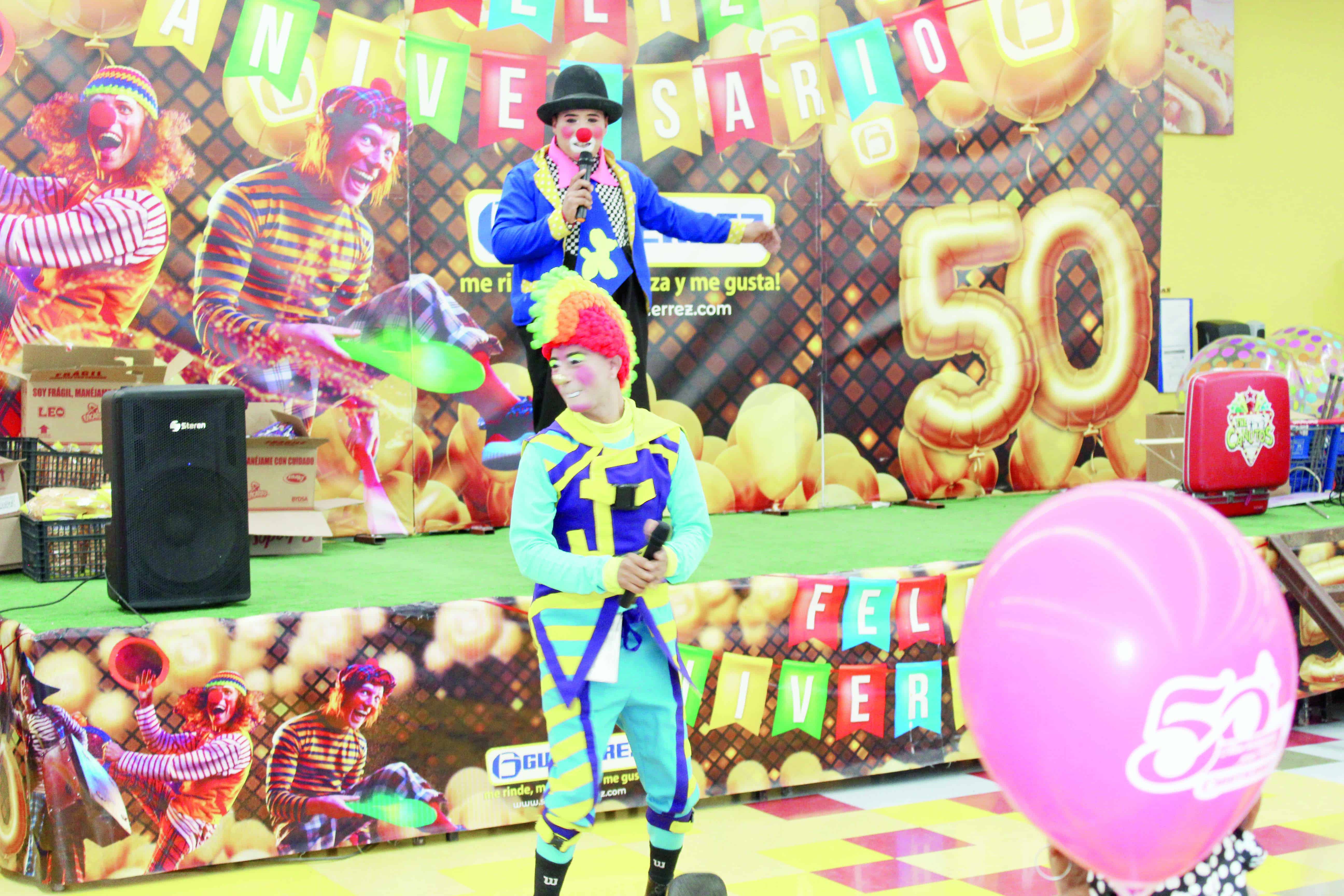 Festejan en Gutiérrez con show de payasos
