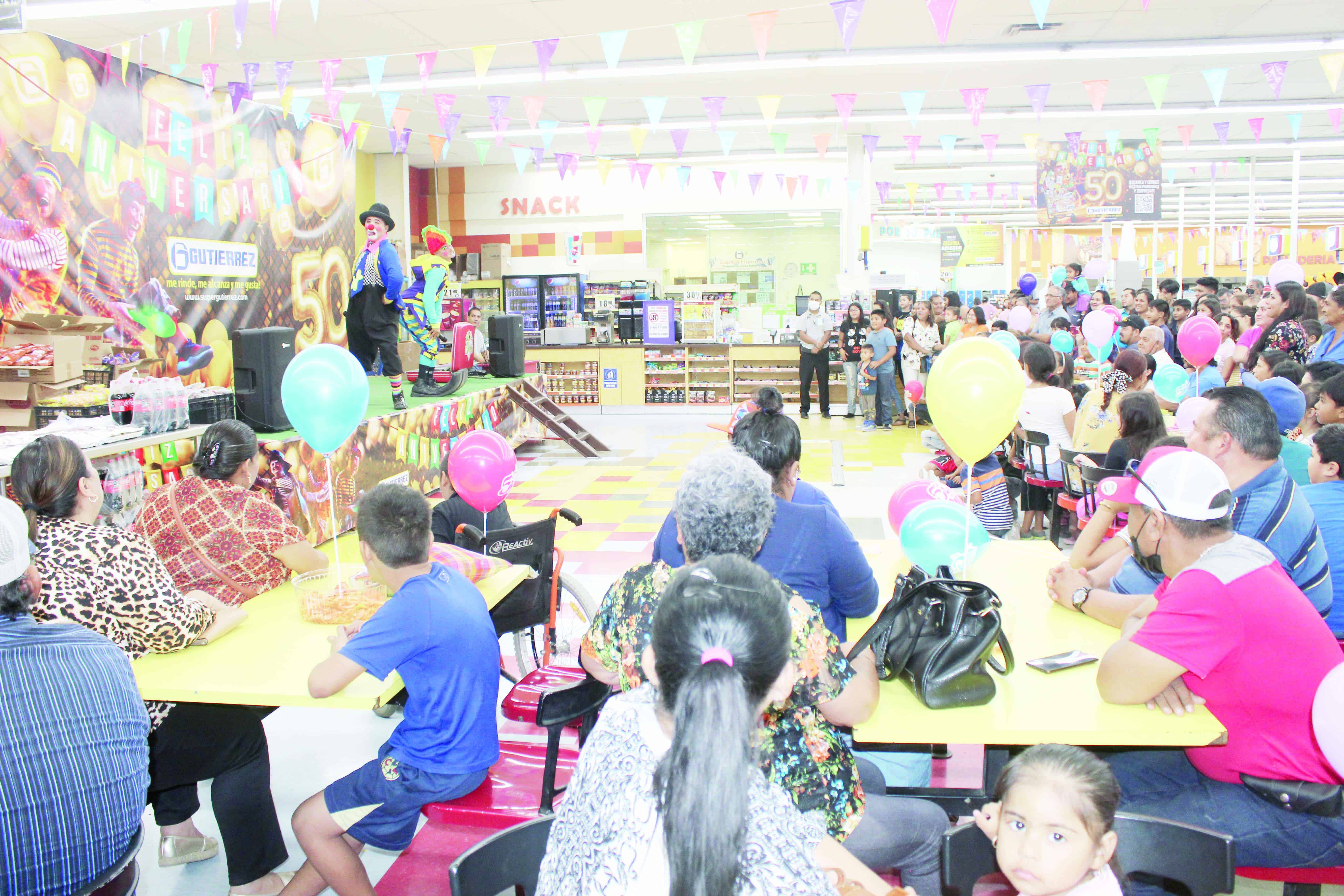 Festejan en Gutiérrez con show de payasos