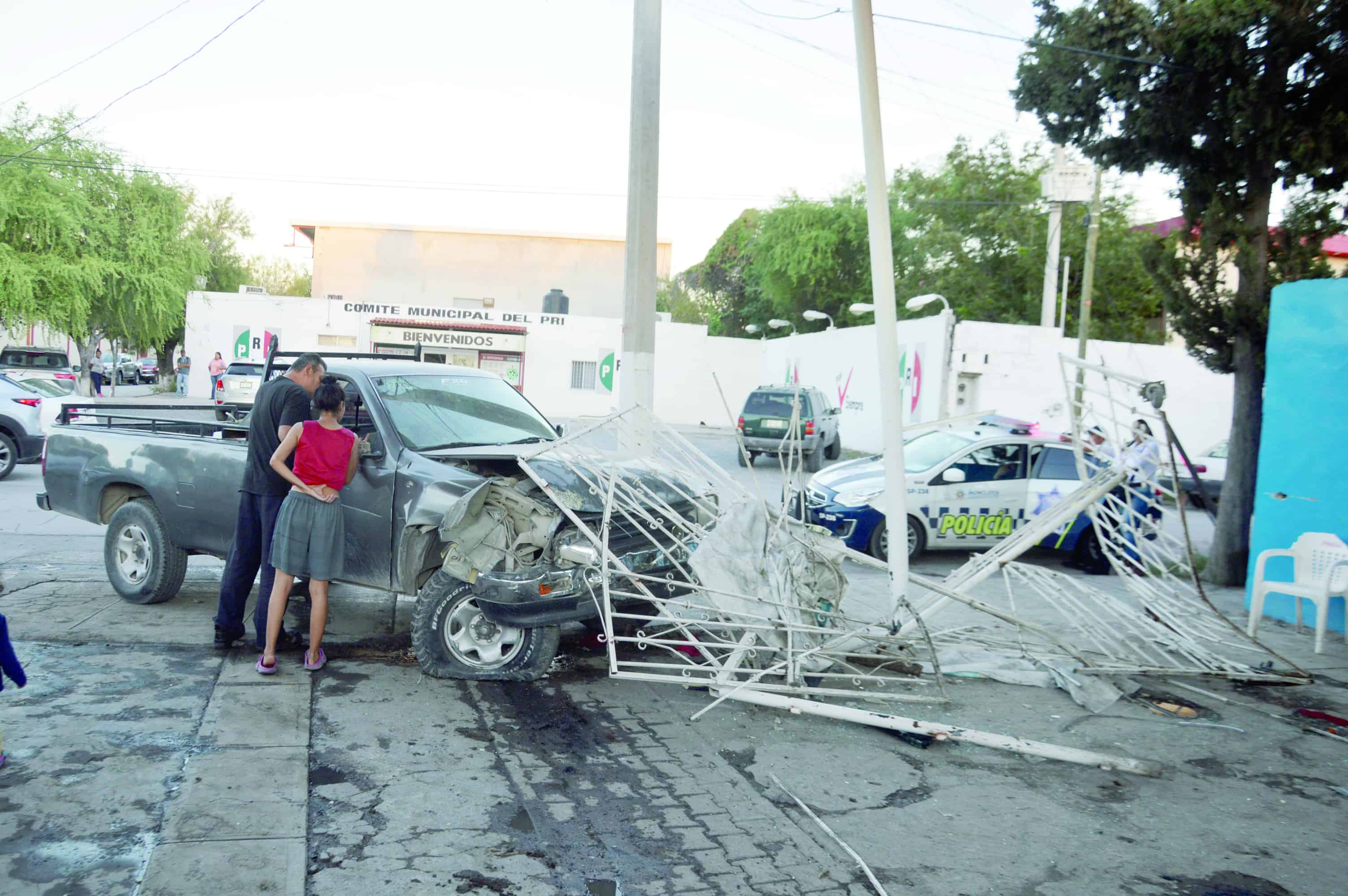 Se mete a casa con todo y troca