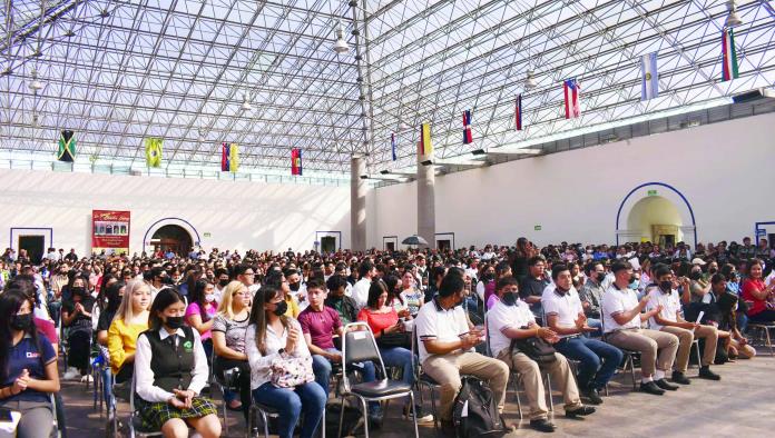Beca Gutiérrez a 700 estudiantes