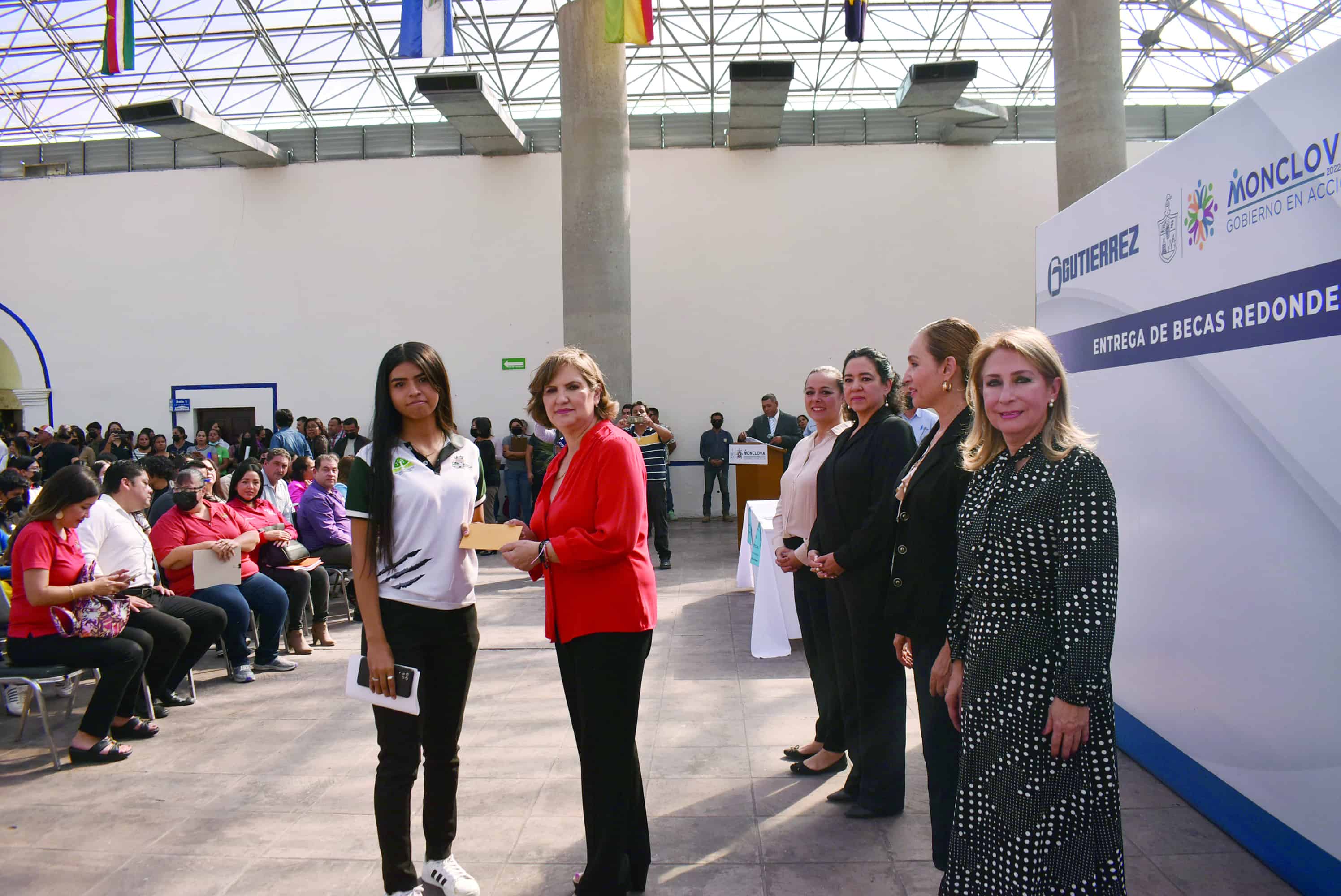 Beca Gutiérrez a 700 estudiantes