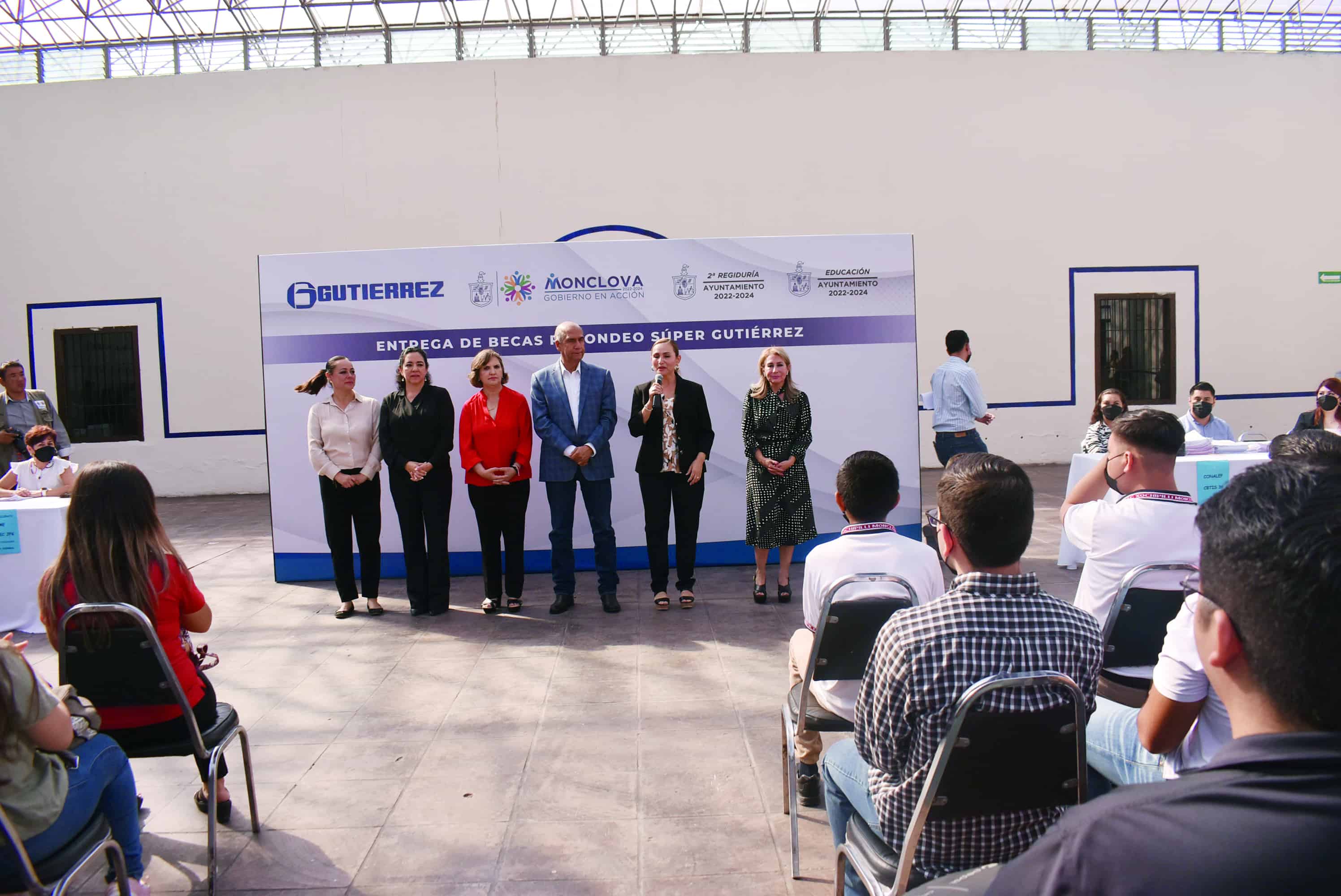 Beca Gutiérrez a 700 estudiantes